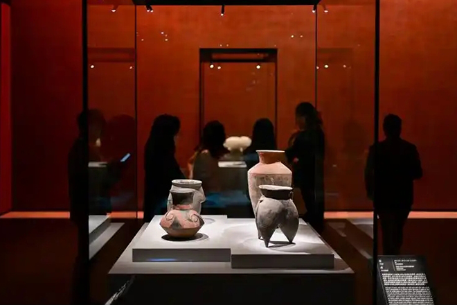 智慧博物馆导览系统自动多语言支持示意图,展示系统根据游客设备语言偏好自动切换讲解,实现国际化参观体验