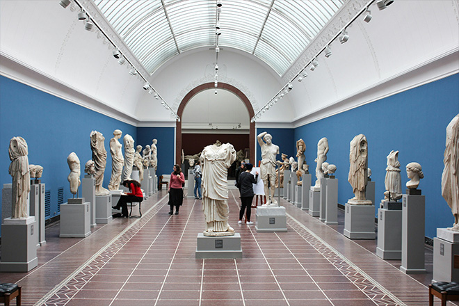 智慧博物馆导览系统数据赋能智慧管理示意图,展示系统通过数据分析优化展览布局和精细化运营